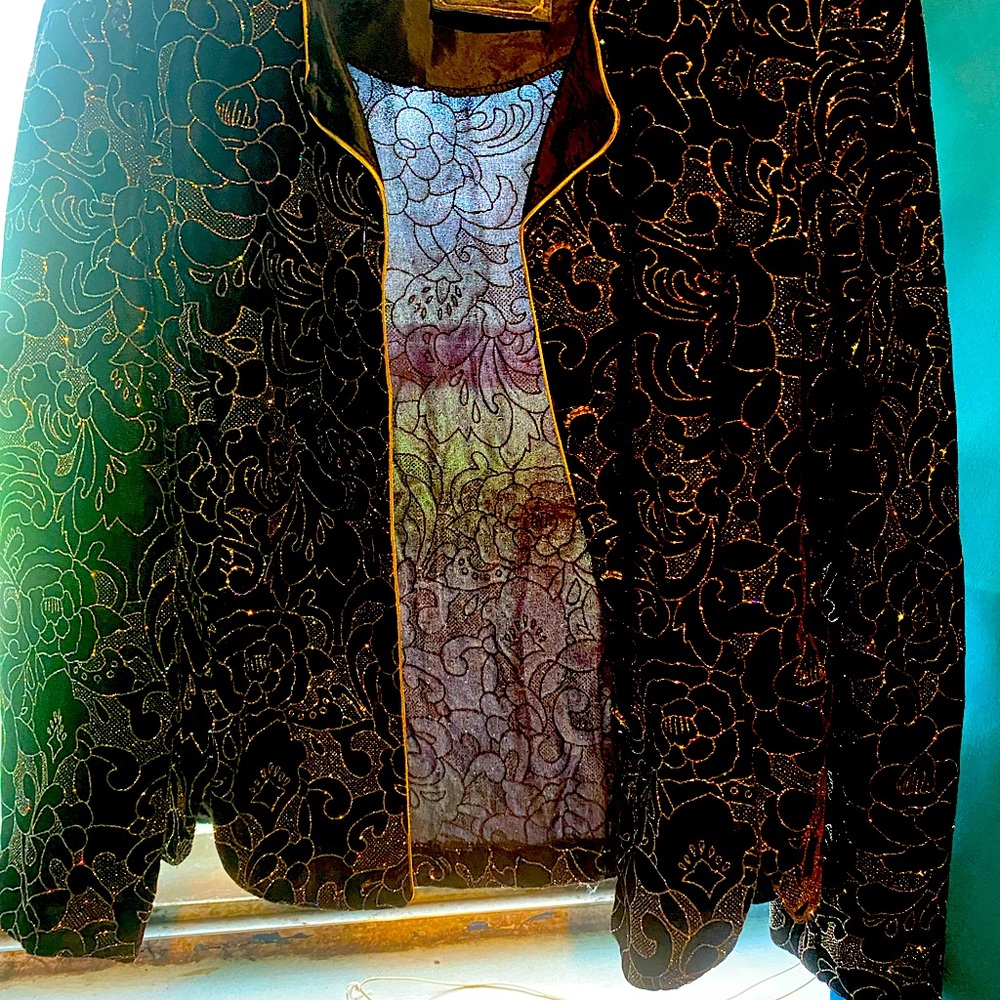 This is a very nice R&K evening blazer, it has been worn once or twice.